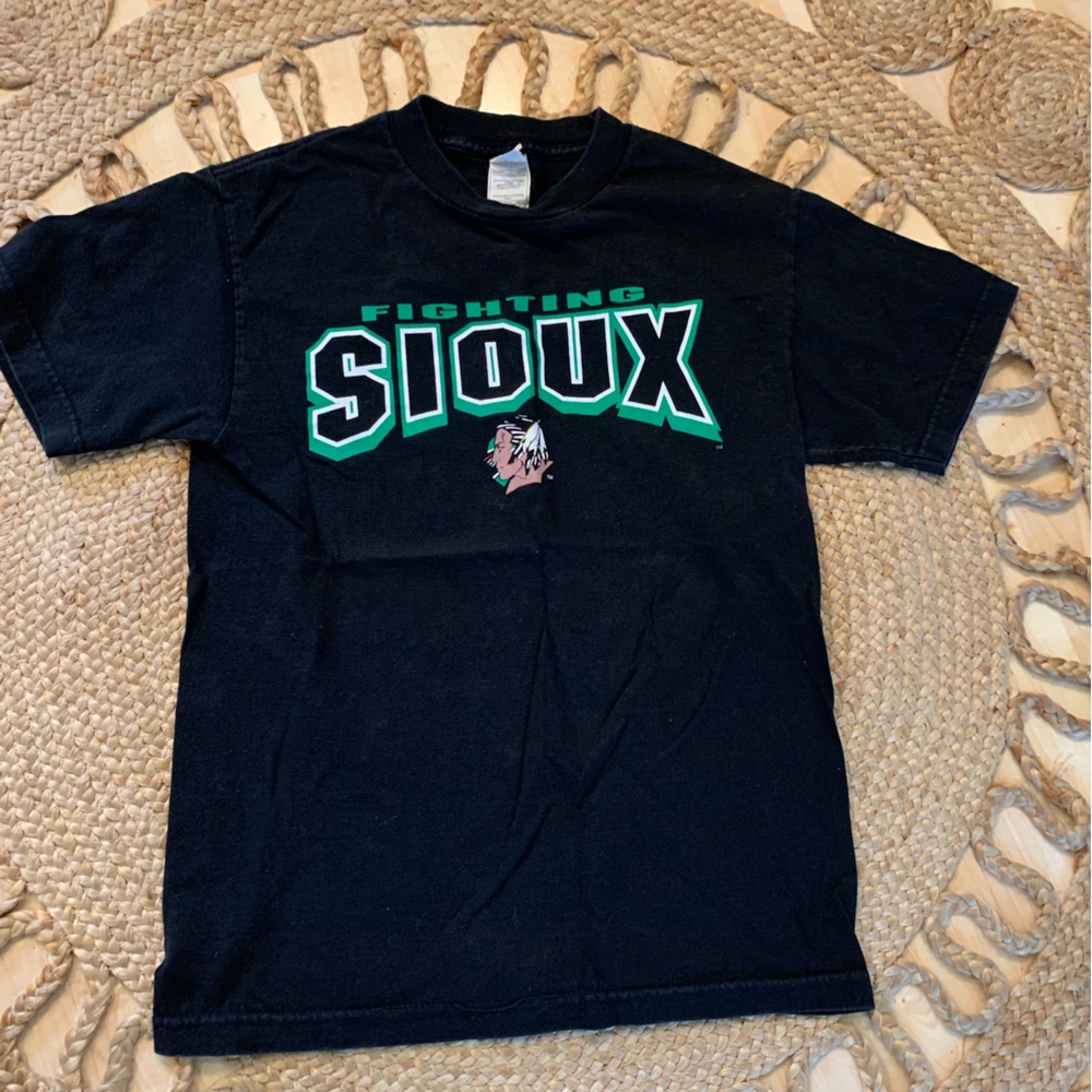 Original UND Fighting Sioux t shirt size small